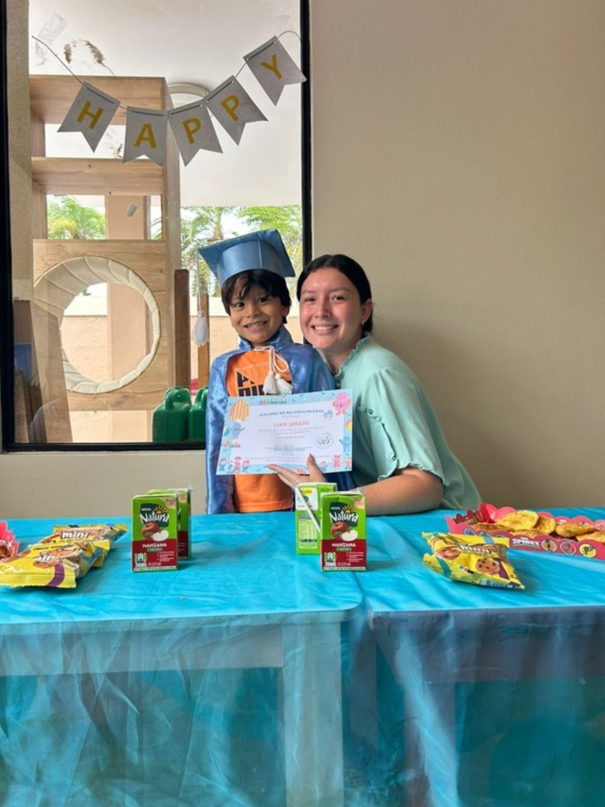 Niño graduado de UPA con su terapeuta
