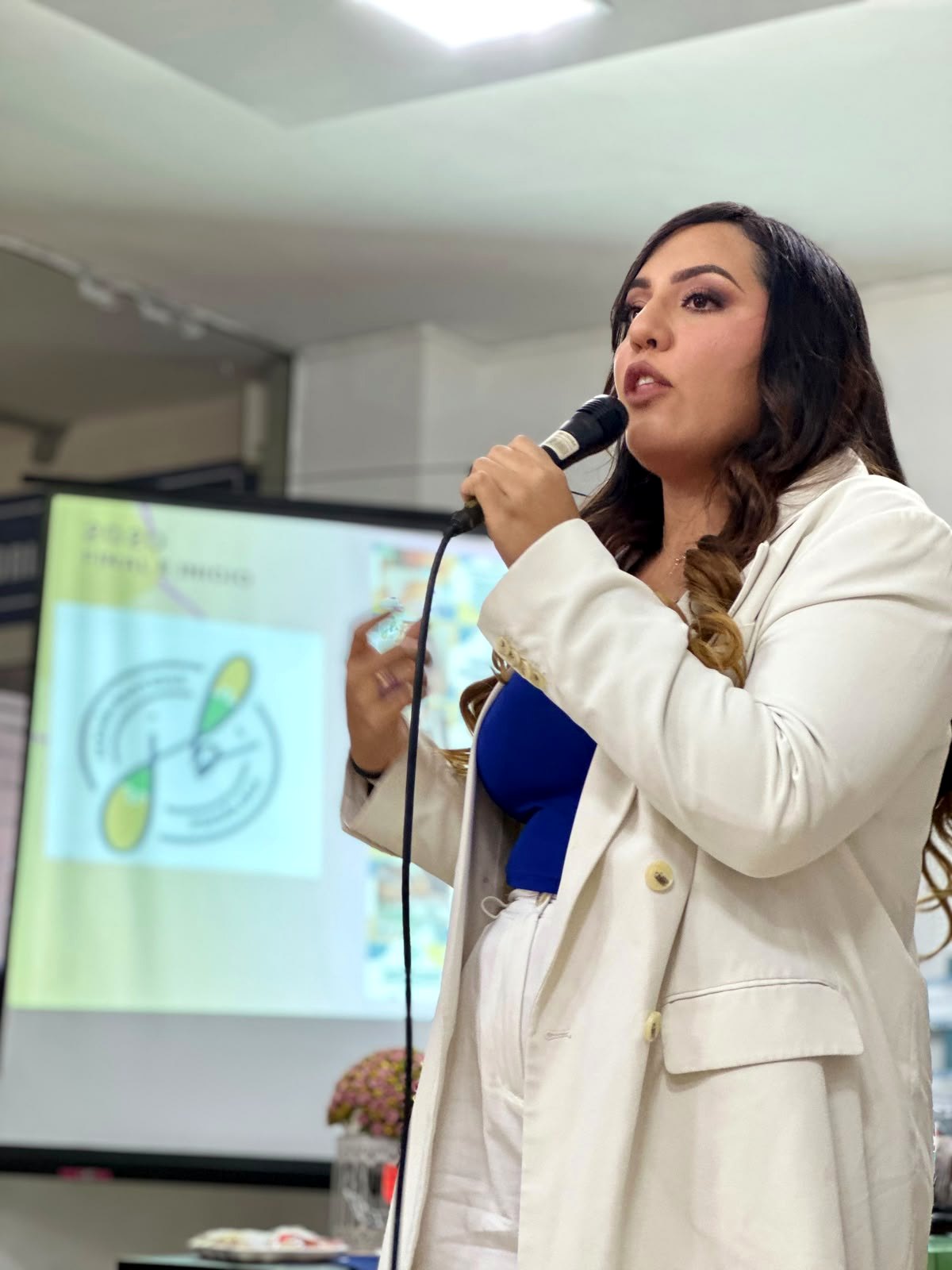 Jazmín dictando una charla