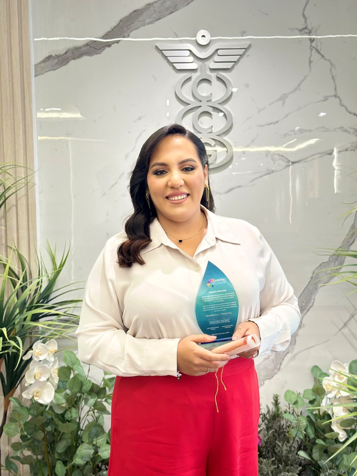 Jazmín con su reconocimiento Hombres y Mujeres Extraordinarios