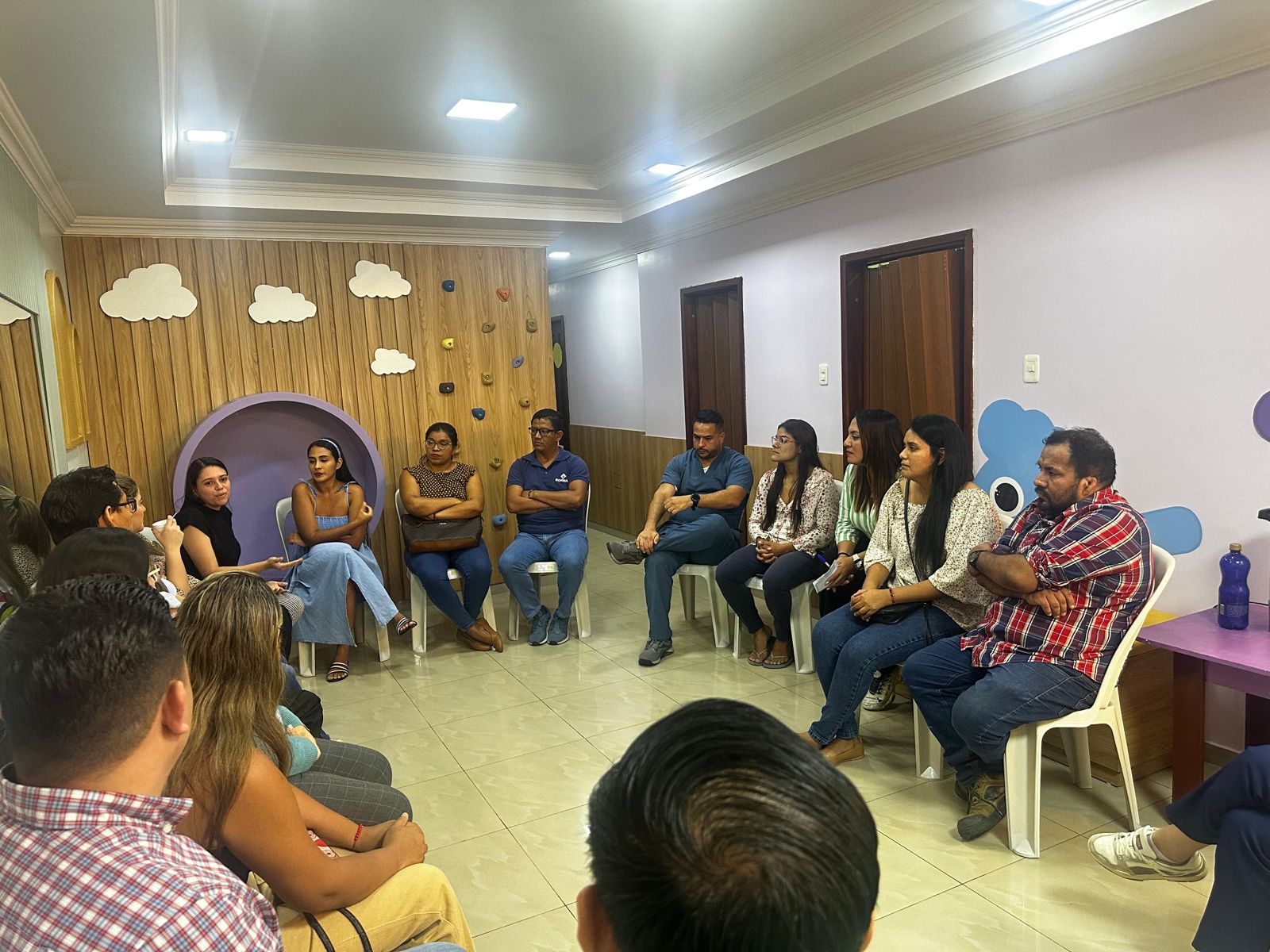 Grupo de padres en una charla de UPA